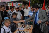 Гроссмейстер Константин Чернышев, Владислав Скрипкин и Ира Дроговоз. Фото Виктора Григорьева