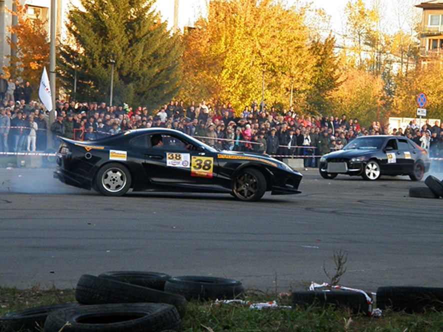 Две машины на маленькой площадке  могут разъехаться