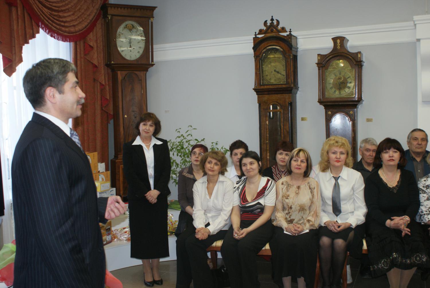 Леонид Михайлов поздравляет работников музея