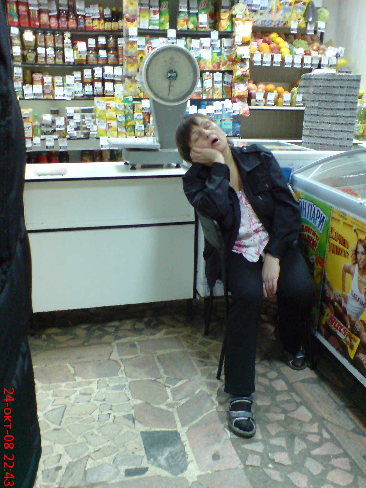 Охрана зевает )))