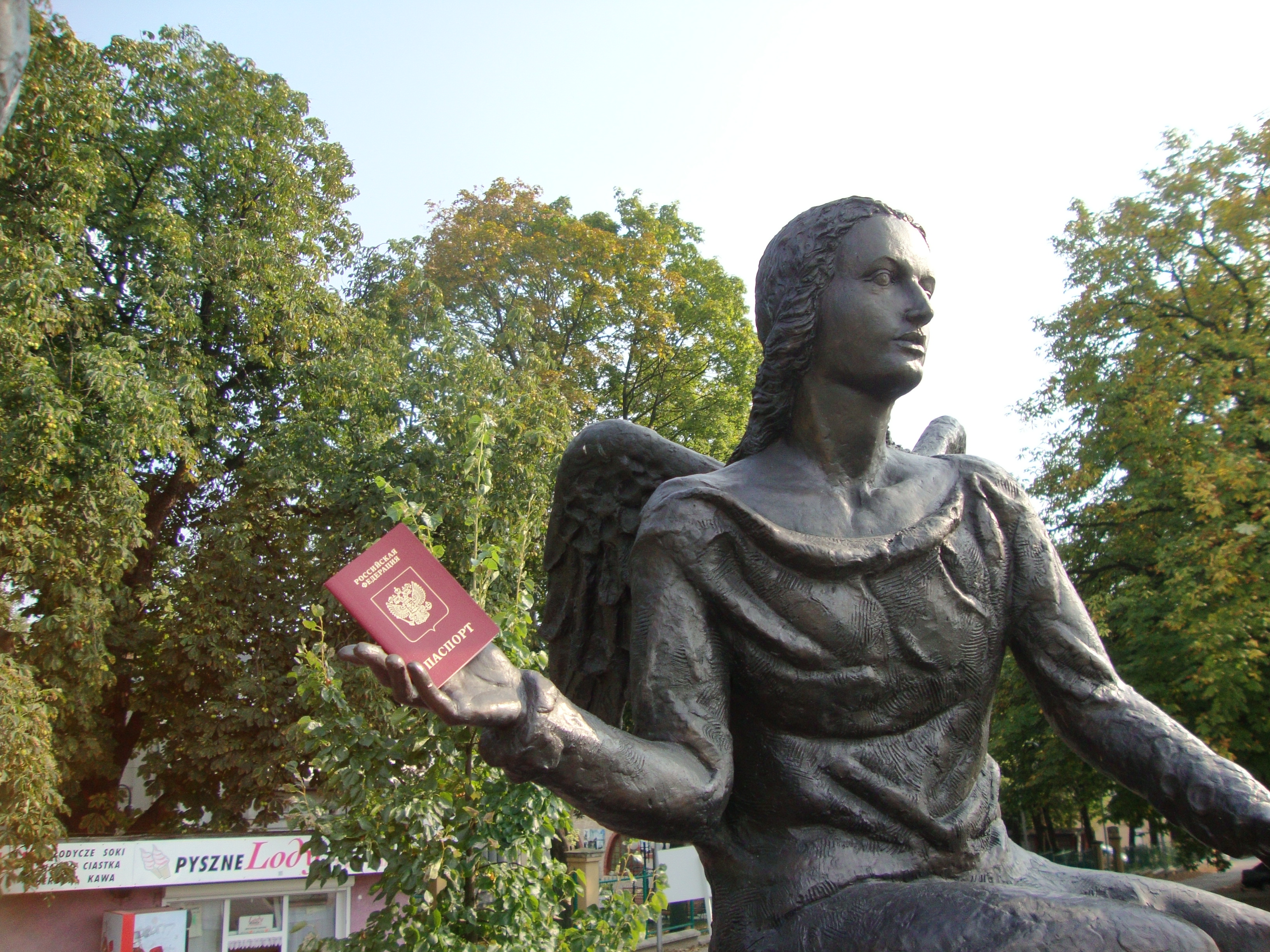 Даже памятники предъявляли нам паспорта