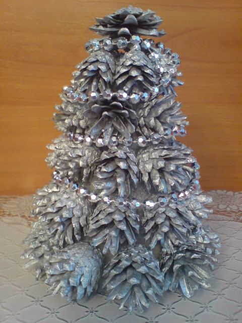 Ёлка из сосновых шишек