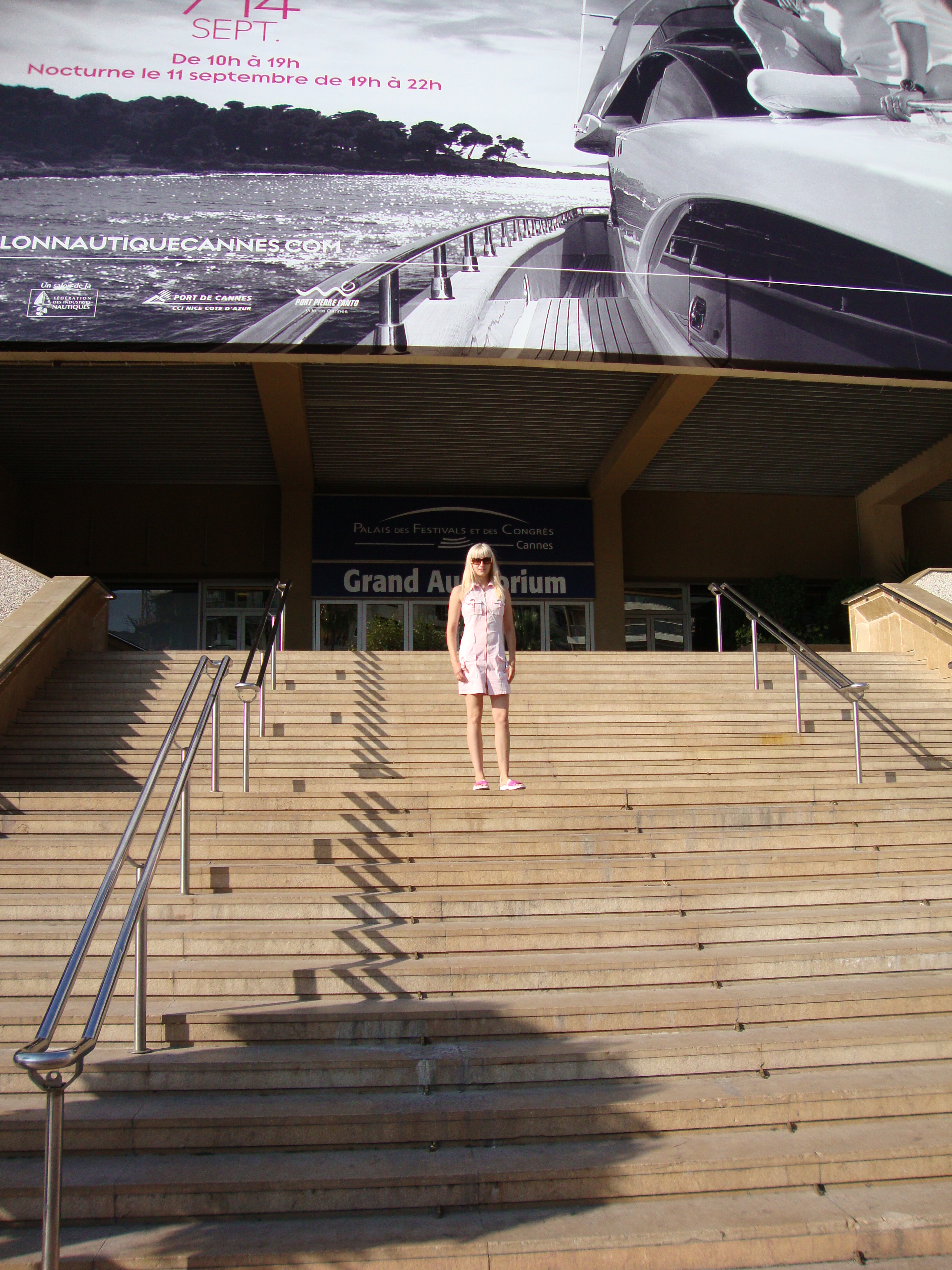 Это Канны, красную дорожку не получилось застать, видимо убрали постирать ))))))