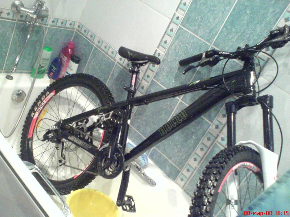 купание черного коня