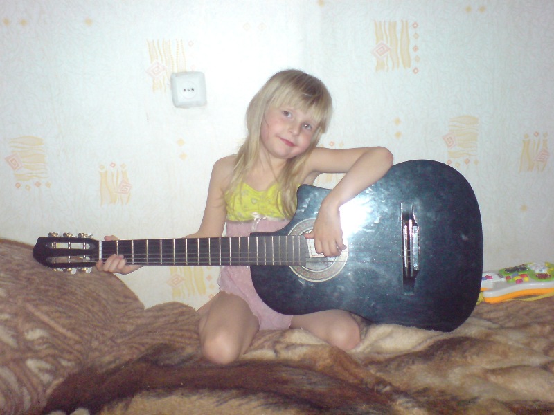 маленькая гитаристка
