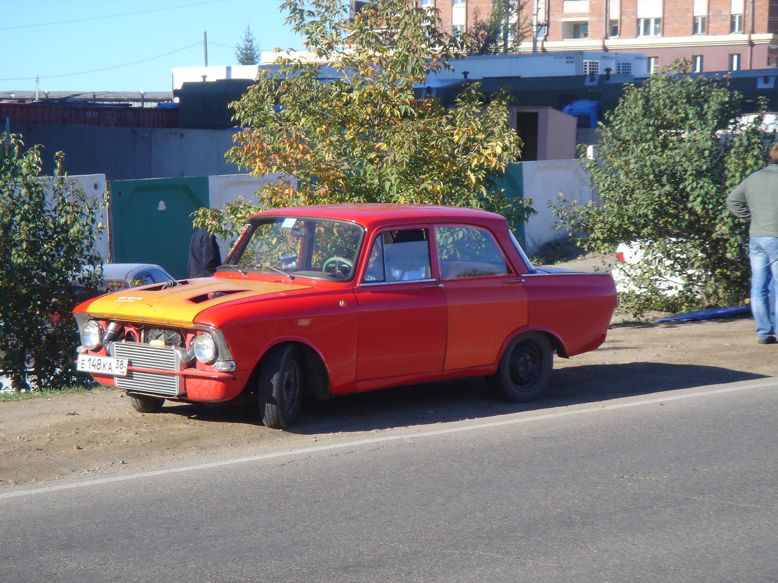 Эта машинка себя еще покажет.....А пока стоит поодаль....сромняга....