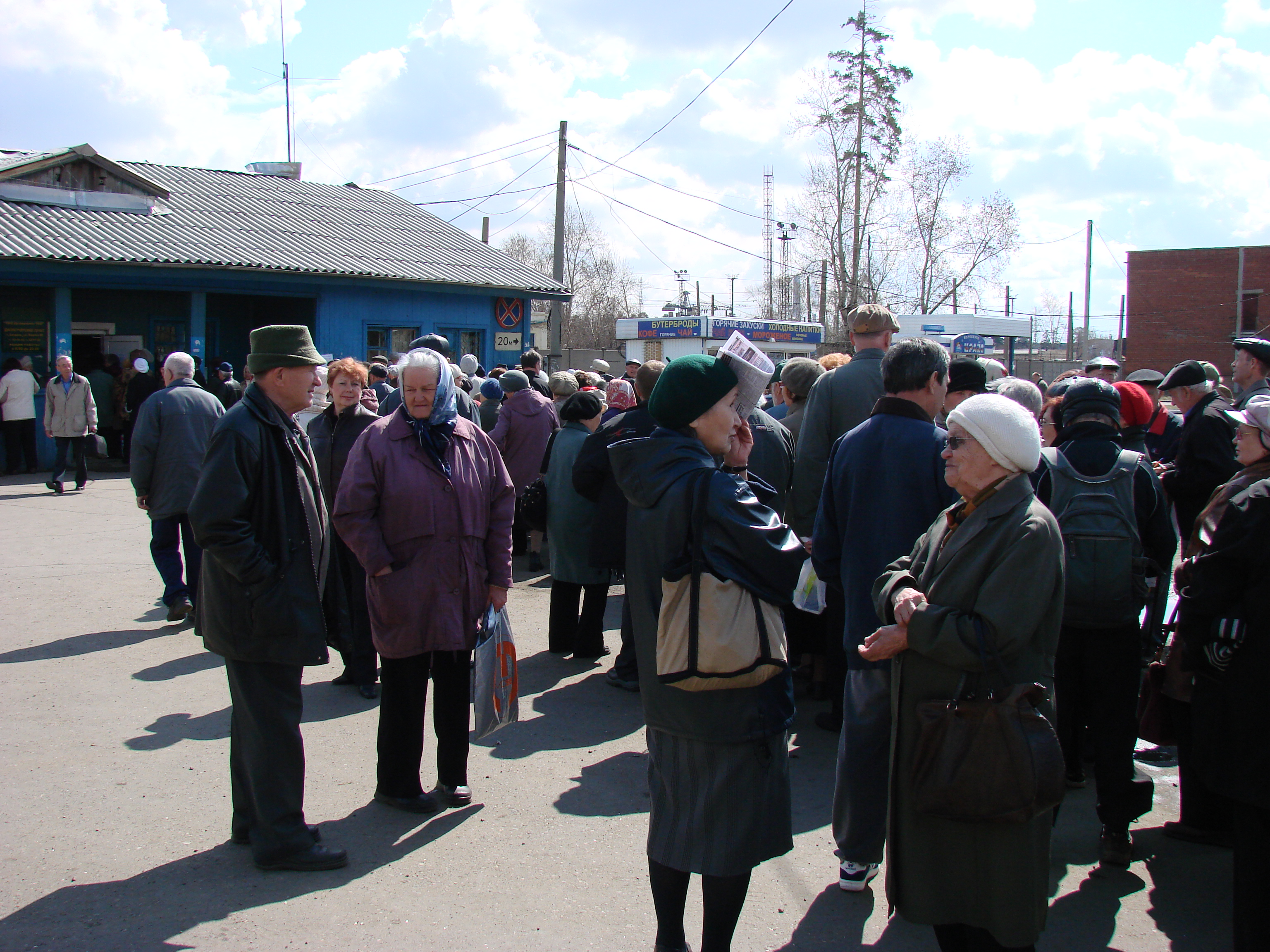 Ветеранов построили в очередь!