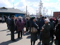 Ветеранов построили в очередь!: 30 апреля наконец-то началась выдача льготных проездных билетов. Сделать это можно и нужно было много раньше, но поскольку ни Путину с Медведевым, ни Есиповскому, ни Козлову с Михайловым до нужд простого человека никакого дела нет, то произошло именно так