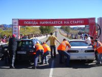 Автомобили держат, чтобы они не пересекли электронныю отсечку - трасса слегка под наклоном...