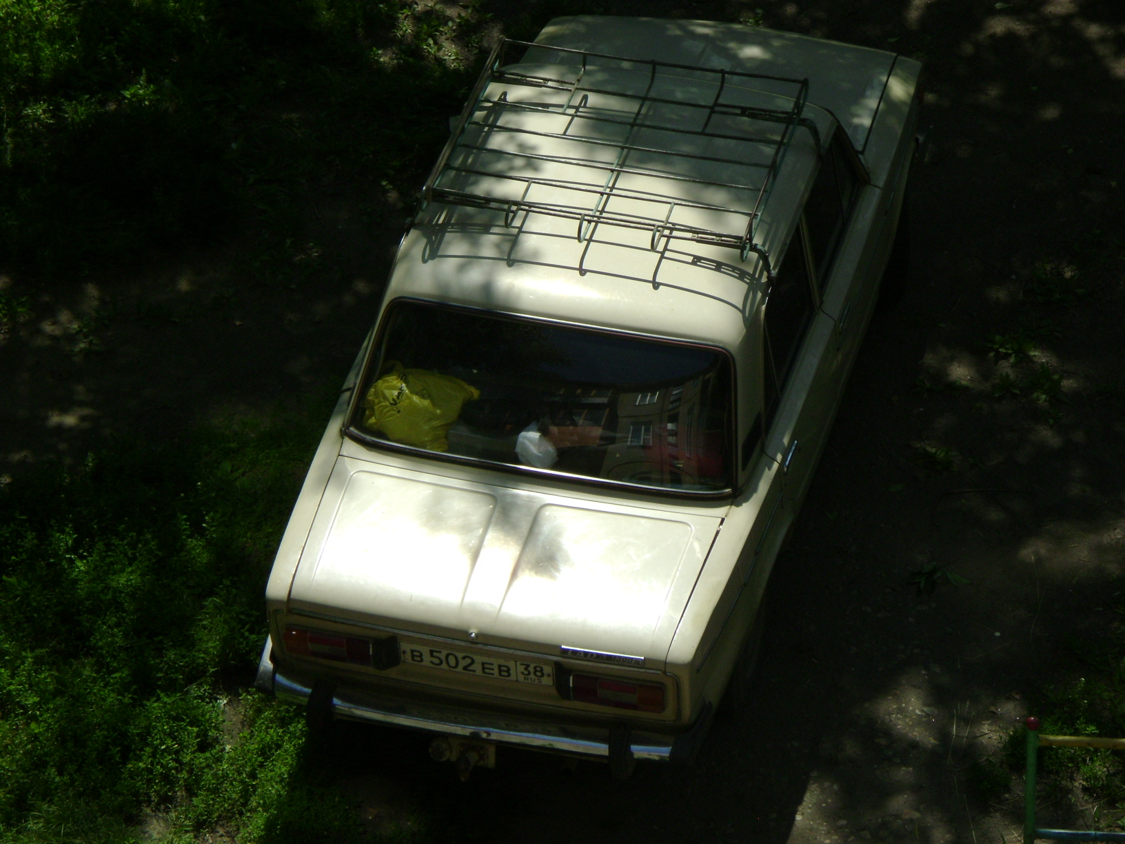 Не хватило места на парковке, поставим на газон!!!  