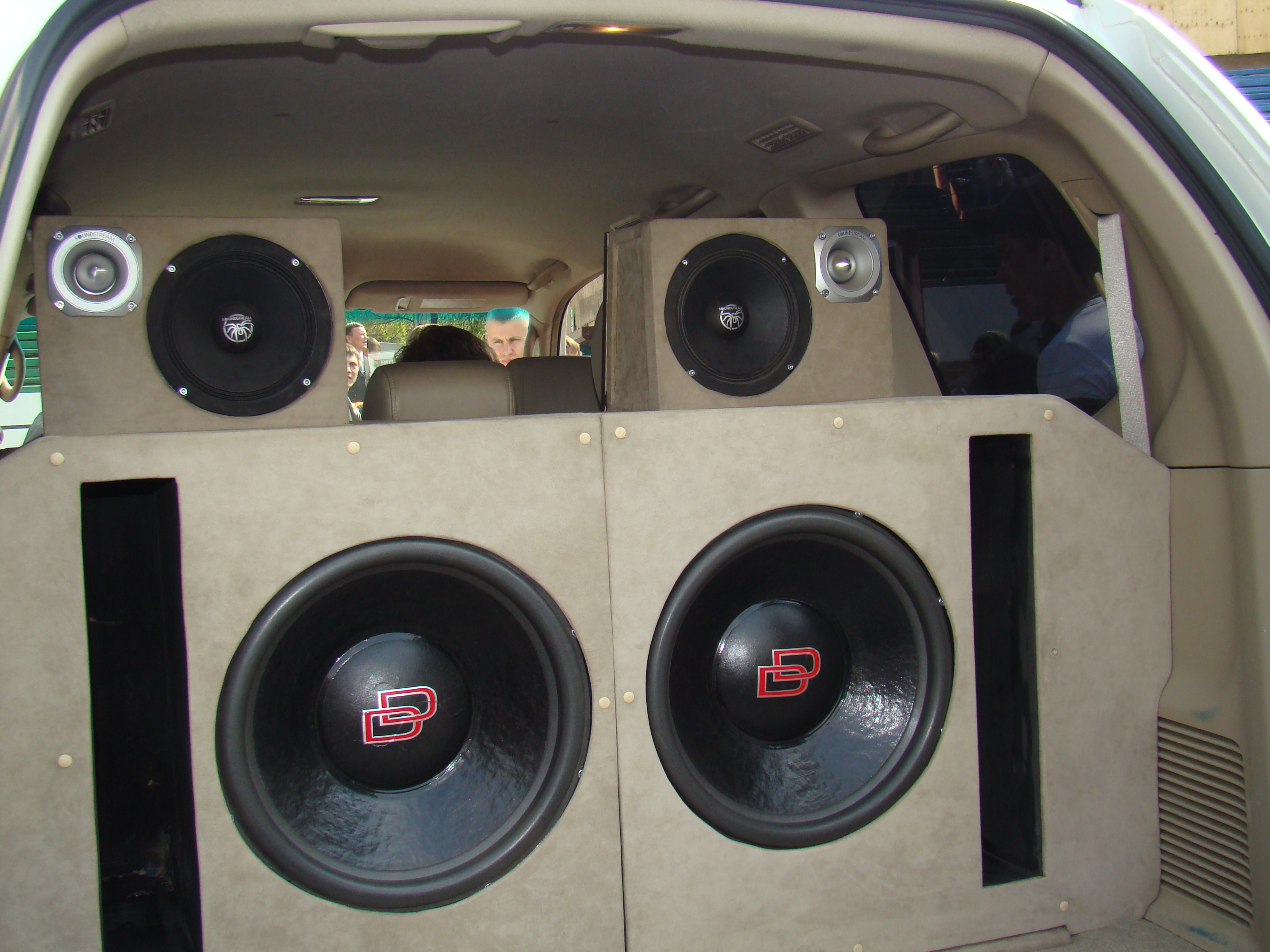 От этих сабвуферов установленных в Land Cruiser`е был такой звук, что казалось, что голова вот-вот взорвется!