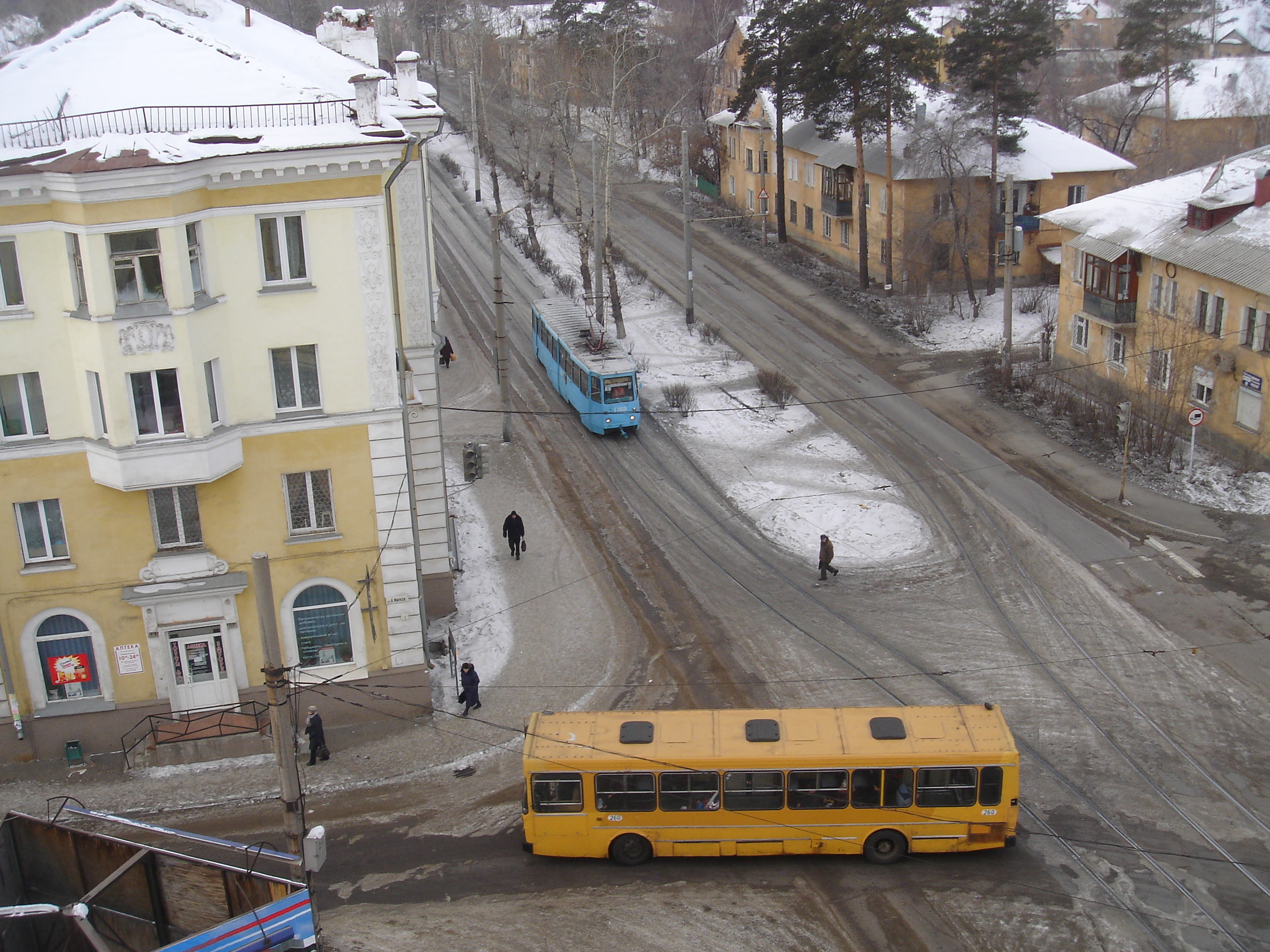 с крыши политехникума: перекресток проспекта Карла Маркса и ул. Кирова. Фото Сергея Грибанова
