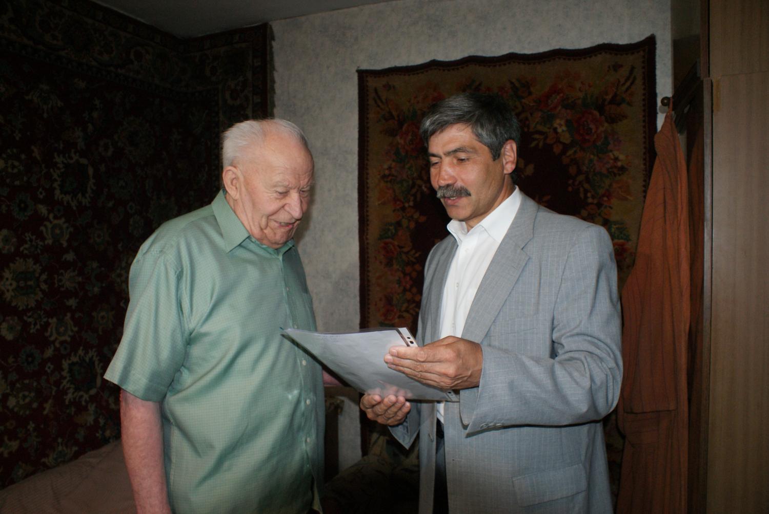 Леонид Михайлов вручил свидетельство на приобретение жилья ветерану Великой Отечественной войны Муратову Николаю Андреевичу