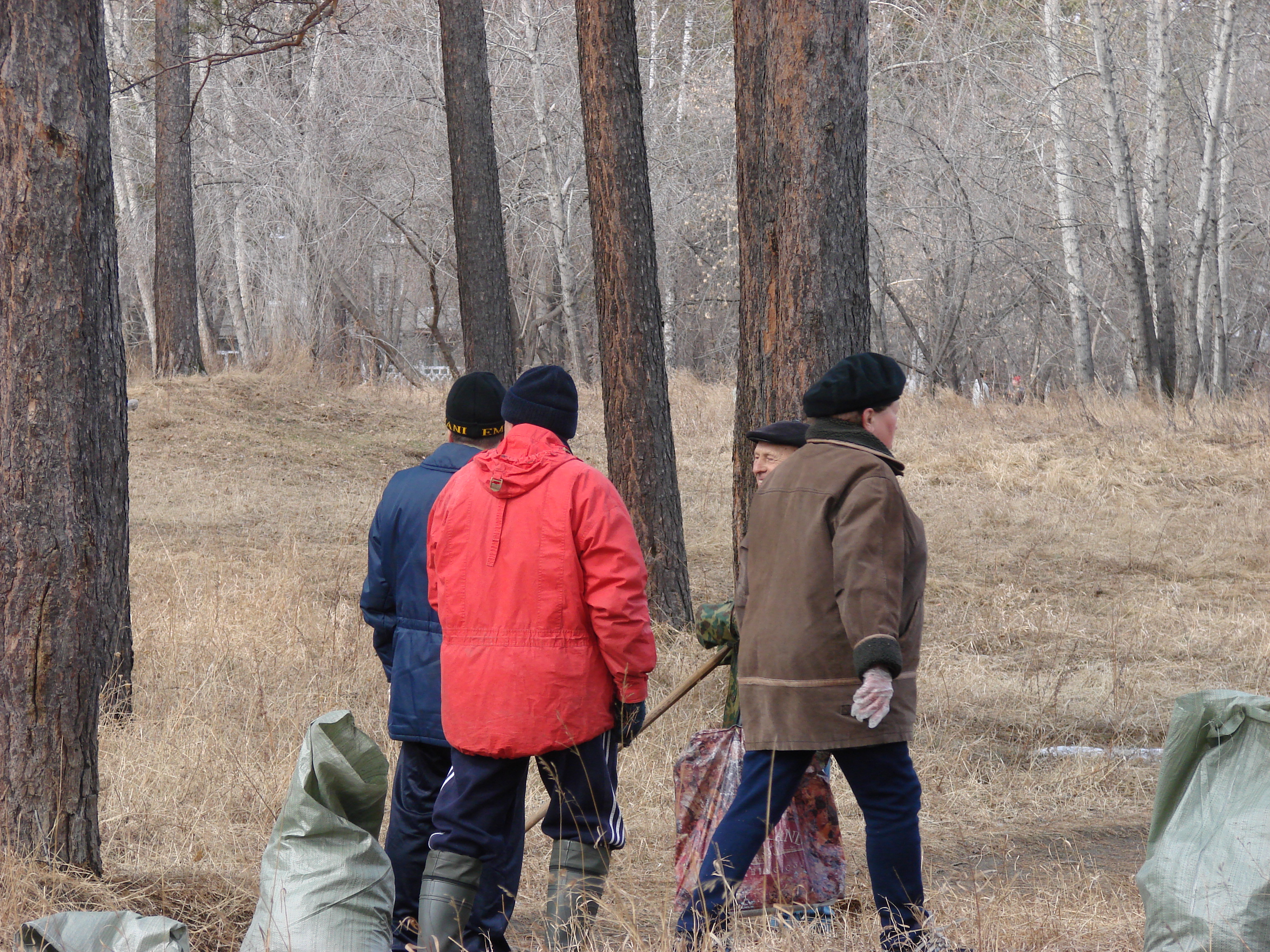 Ангарчане на субботнике в своем парке.