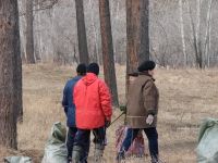 Ангарчане на субботнике в своем парке.