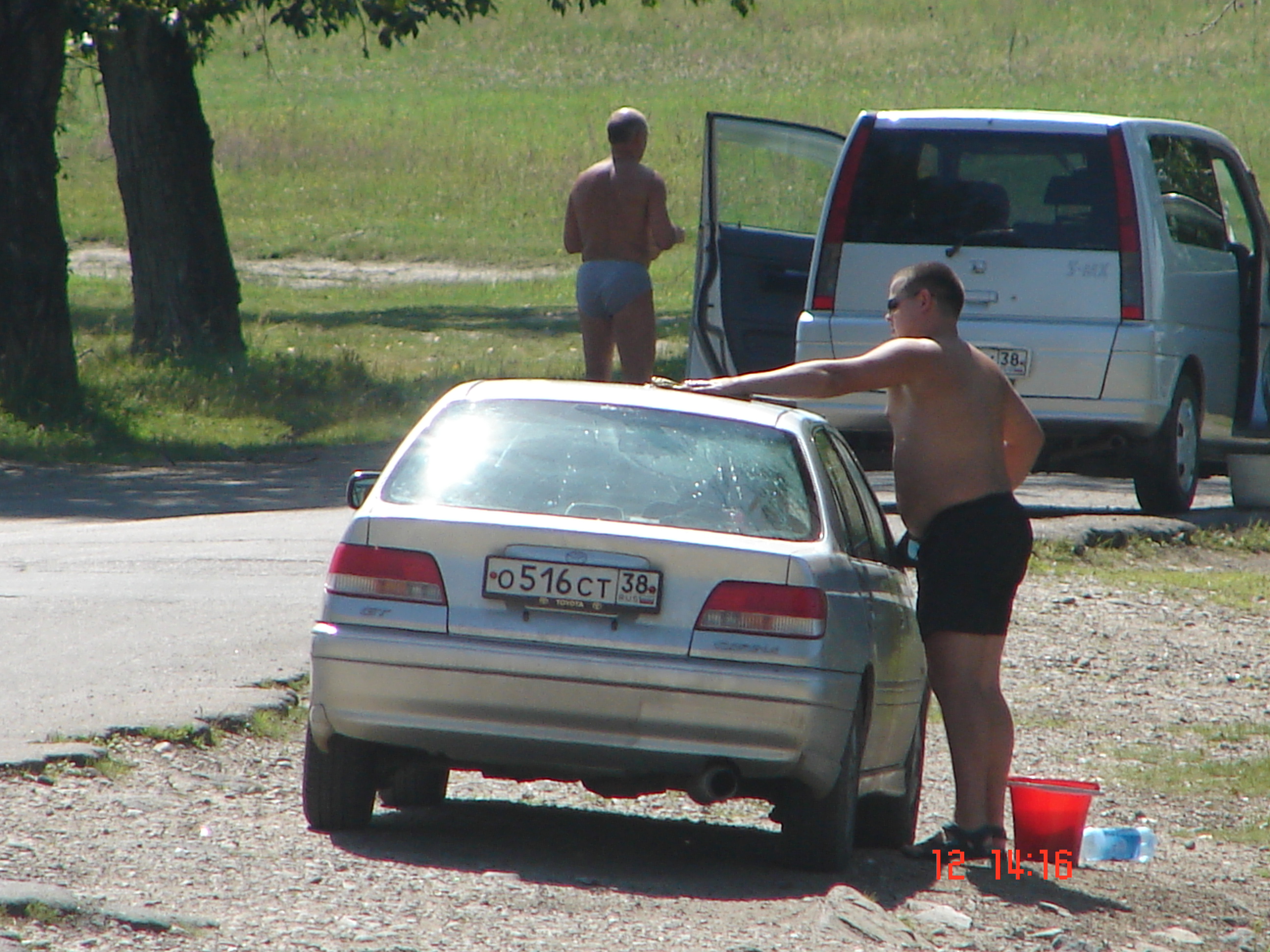 тут   же  всякие  люди  и  тачки  моют...