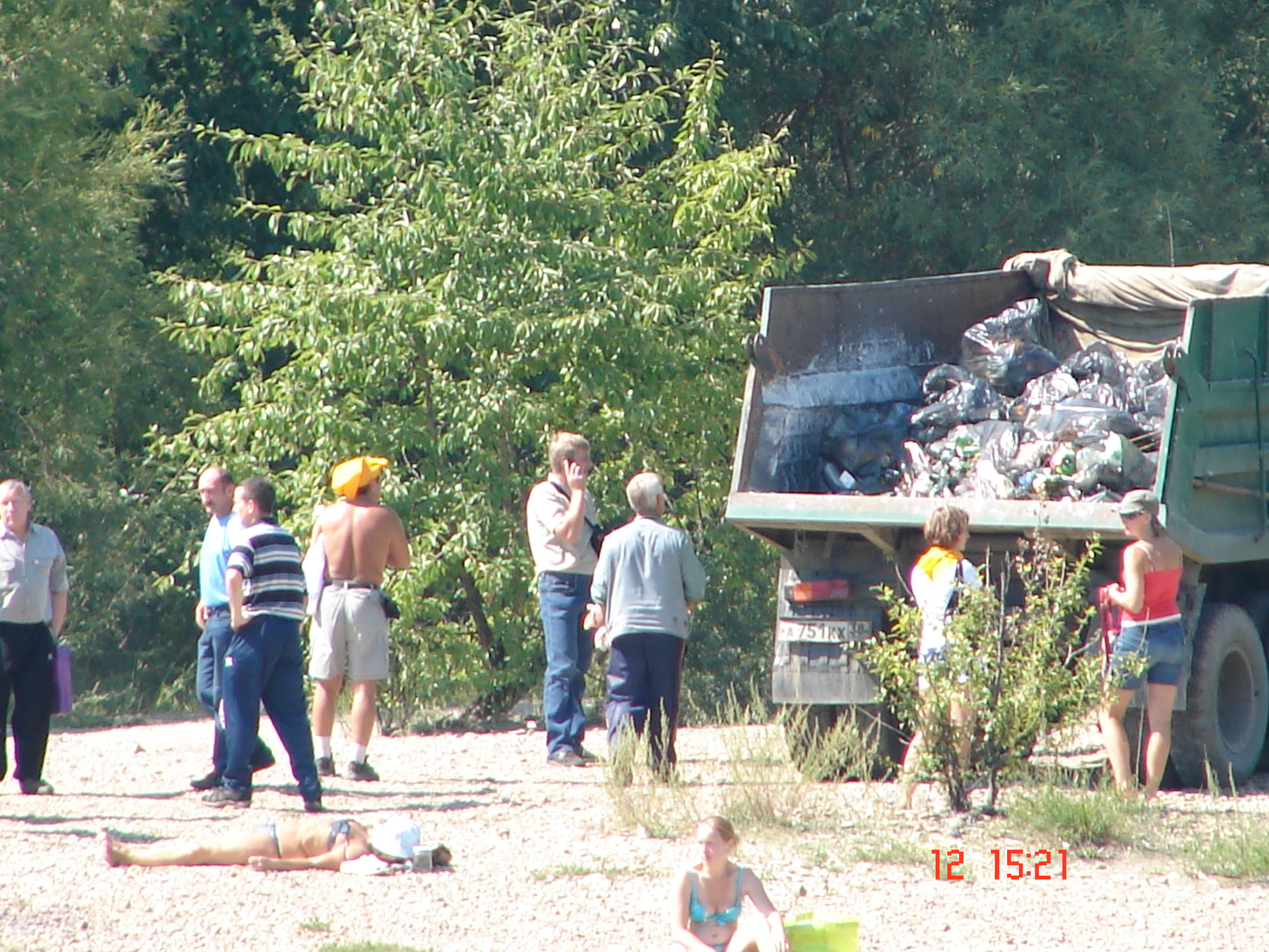 машина  мусор  собирает....