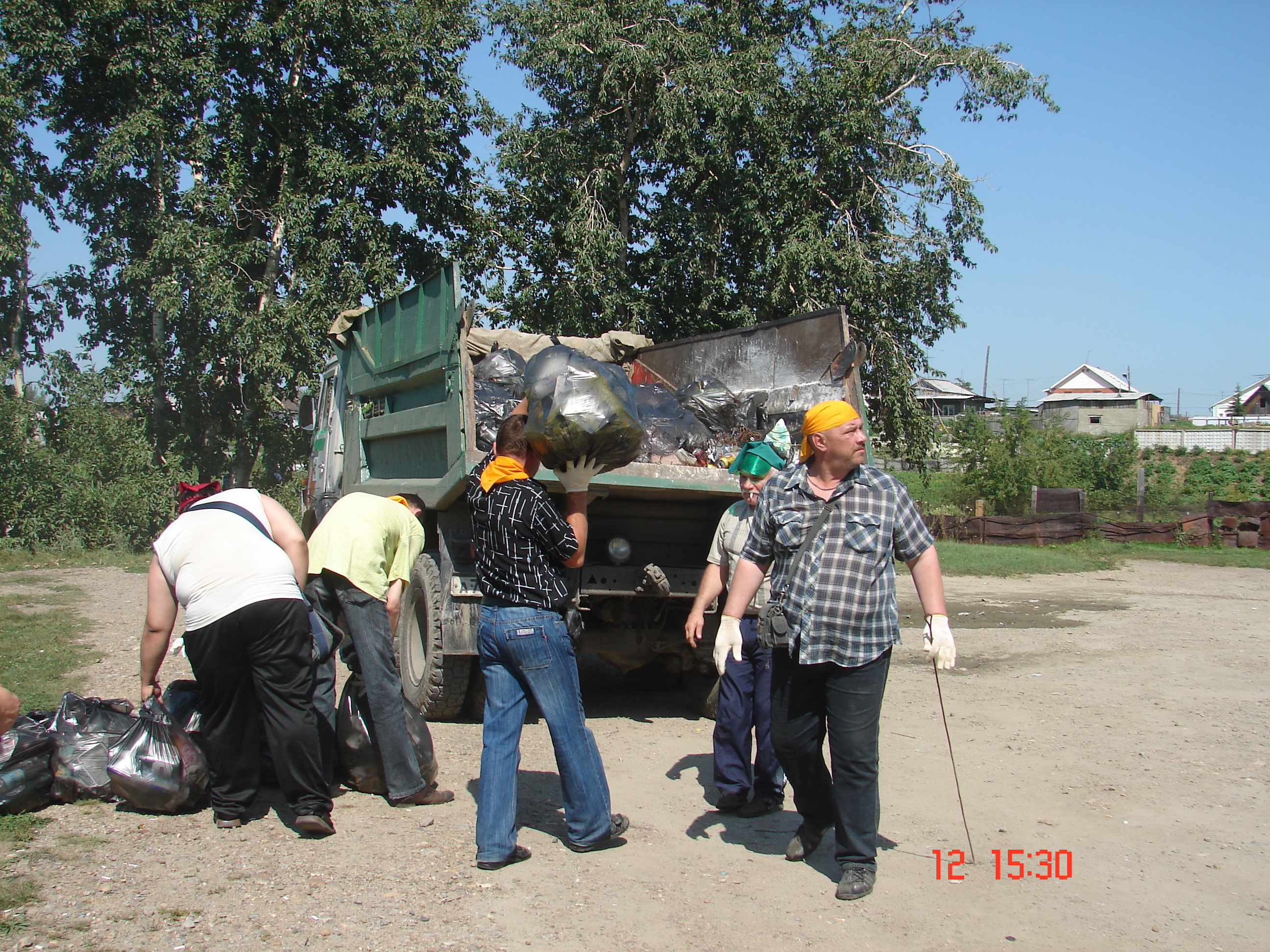 скромные  рабочие  мужчины...