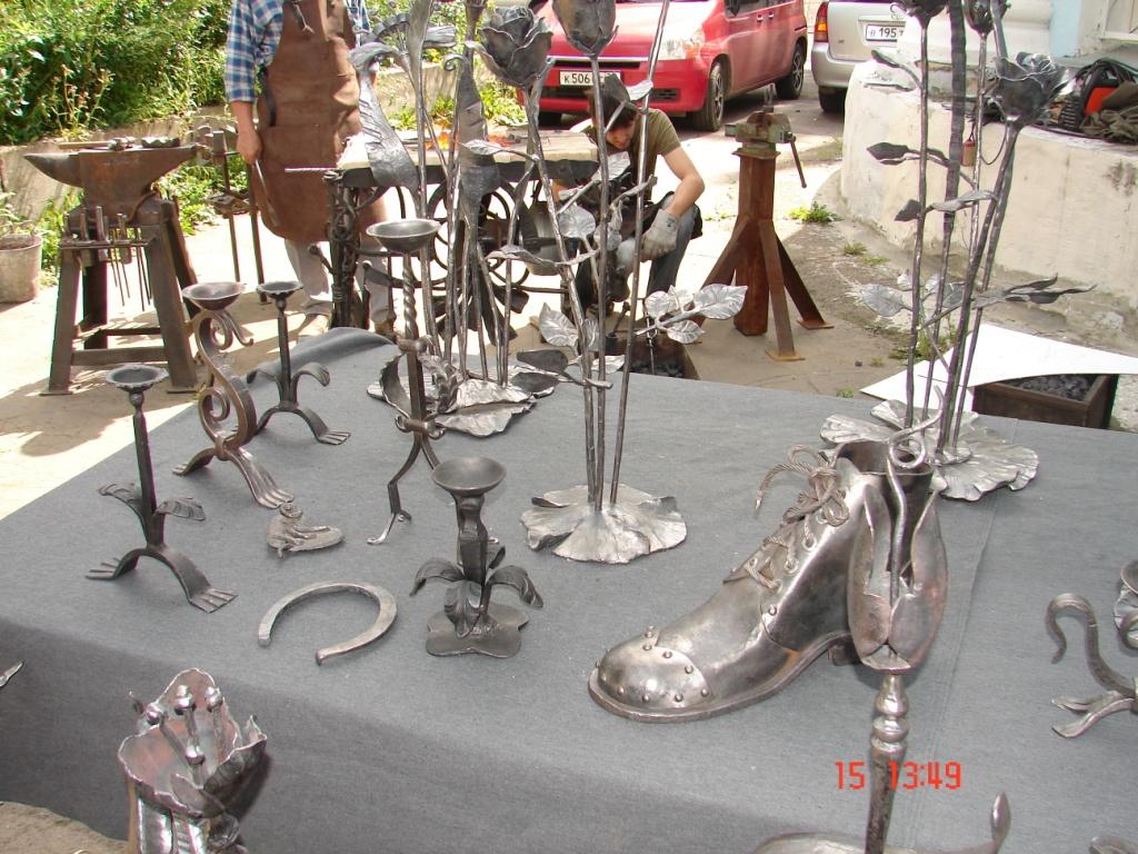 башмак  конечно  впечатлил...таким  бы,да  кое  кому  под жопу  пинать...например  моей  свекровки....