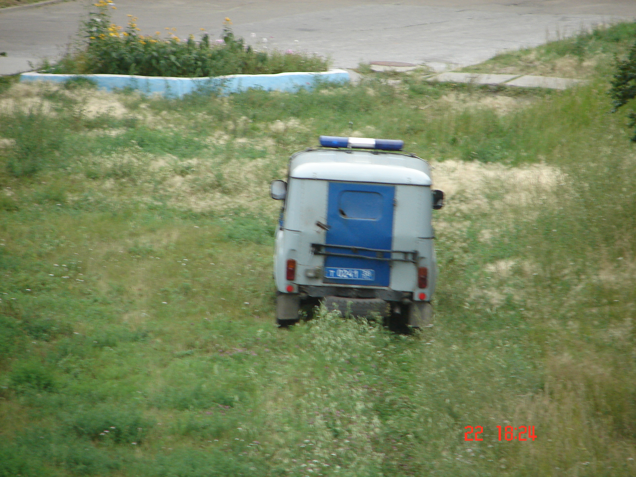 А это  наши  доблесные  сотрудники милиции  проезжали  от  дома  к  дому...Лень  очевидно  было  по  дороге,или  торопились  куд