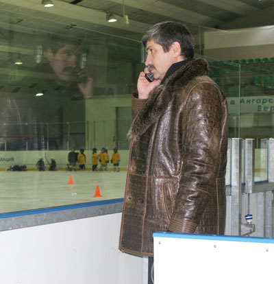 Леонид Михайлов наблюдает за тренировкой юных хоккеистов