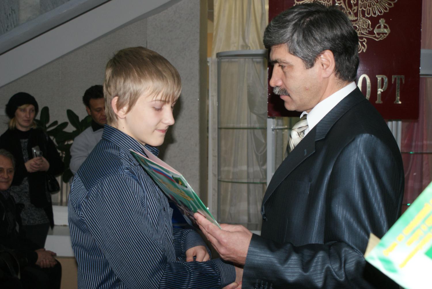 Глава города Леонид Михайлов вручает паспорт