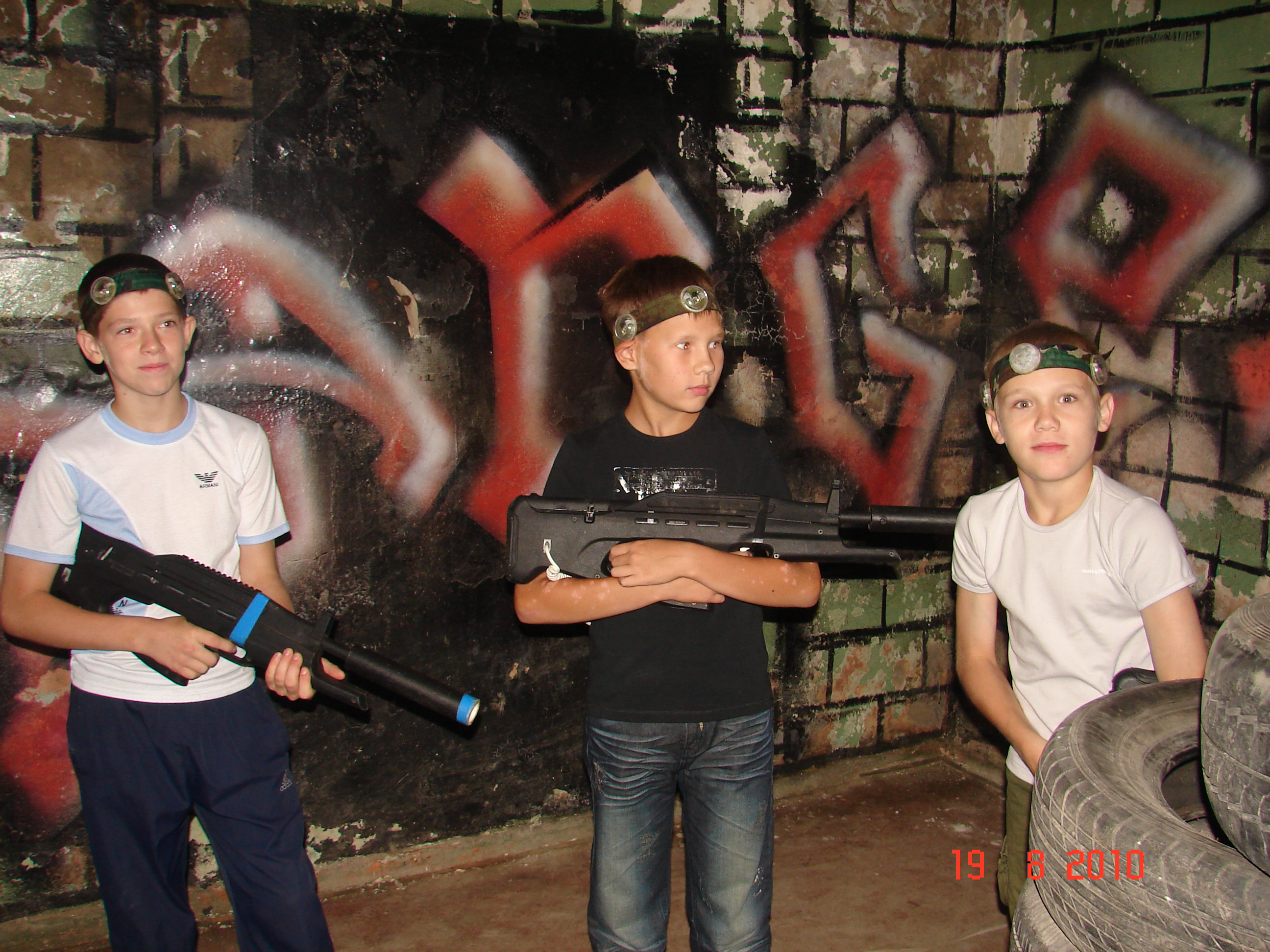 в честь дня рождения водила сына  с его друзьями играть...какой то лазерный бой...мой крайний справа...