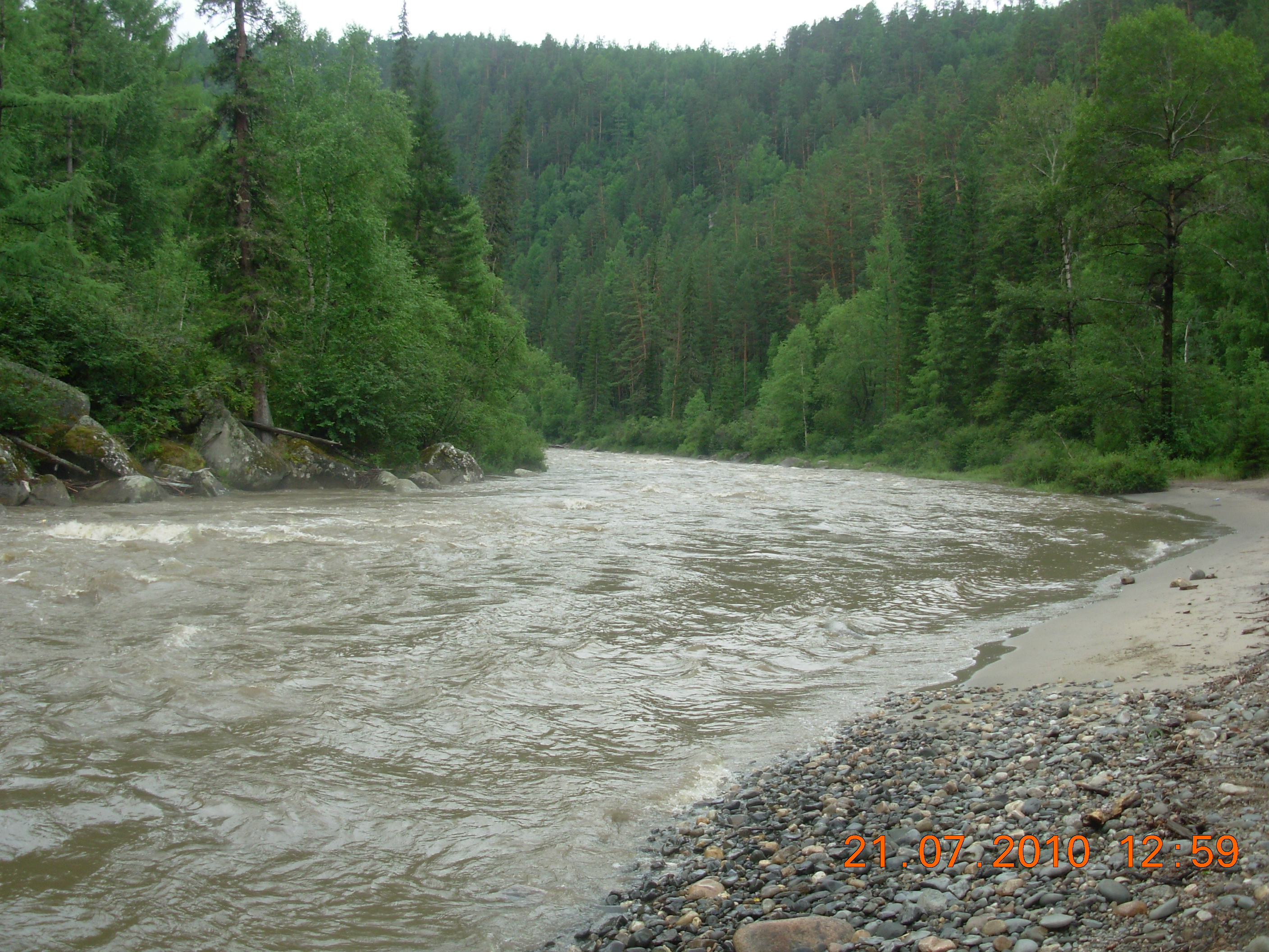 Солнечный пляж реки Эхе-Угун