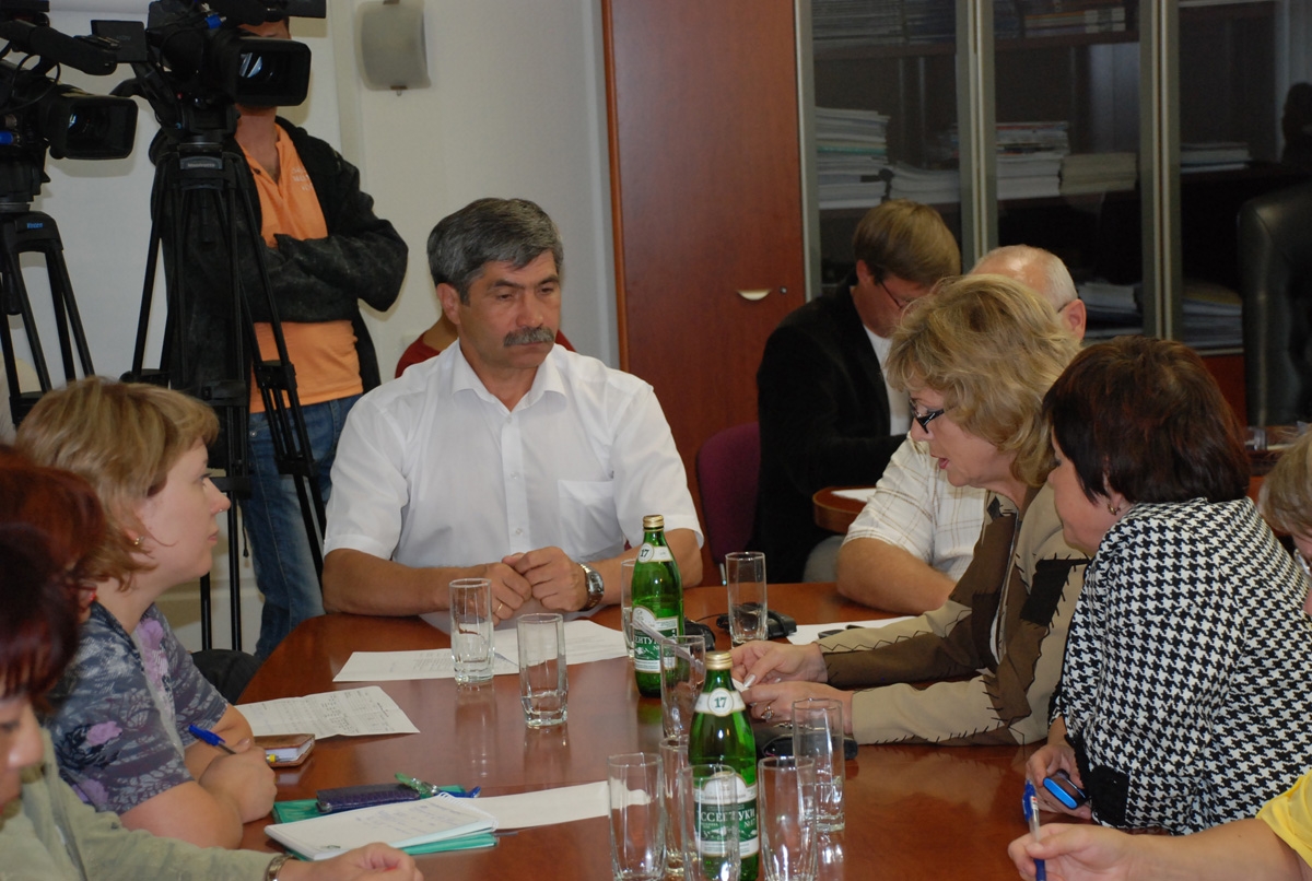 Глава города слушает доклад