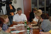 Глава города слушает доклад