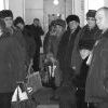 Если у вас есть свободное время и желание пообщаться с людьми, посидите в коридоре в очереди
