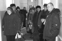 Если у вас есть свободное время и желание пообщаться с людьми, посидите в коридоре в очереди