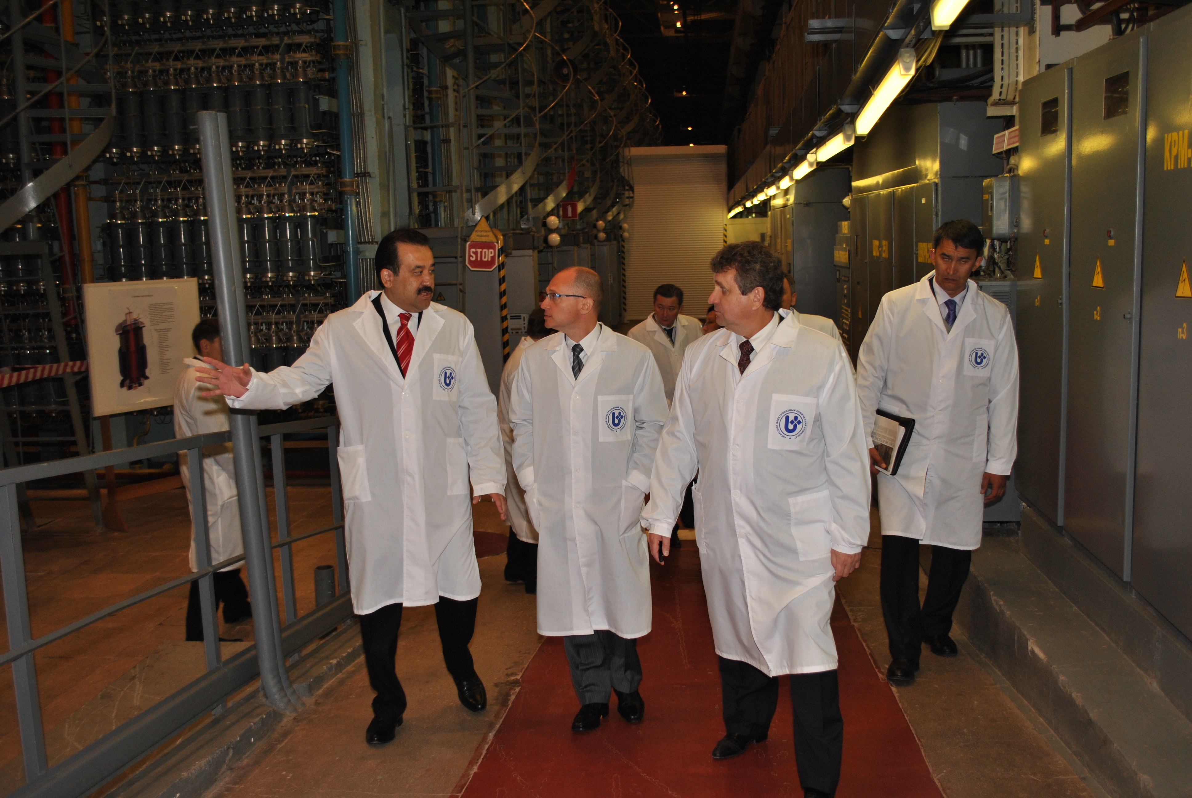 Премьер-министр Казахстана и глава Росатома на участке разделительного производства АЭХК