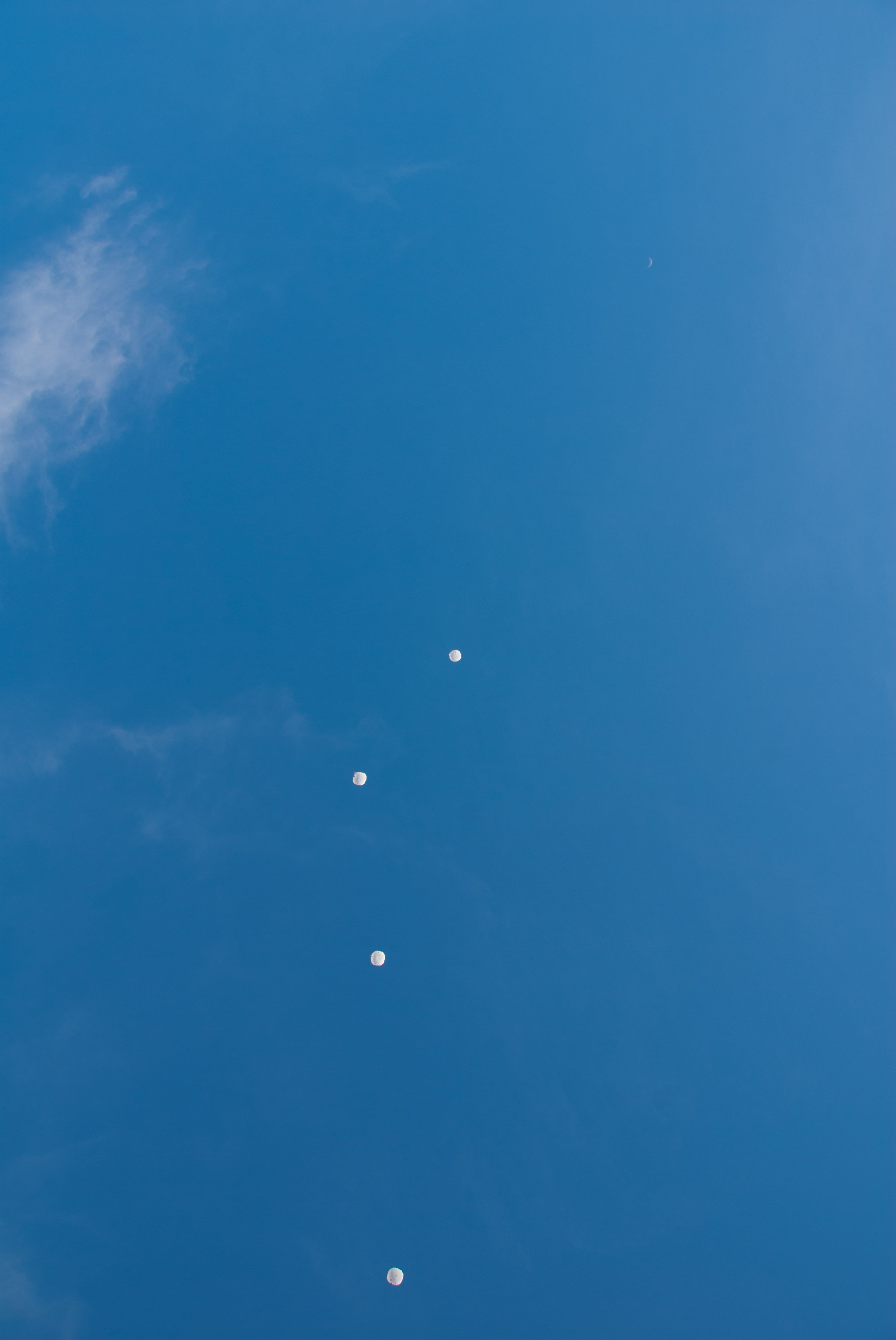 в небе парашюты