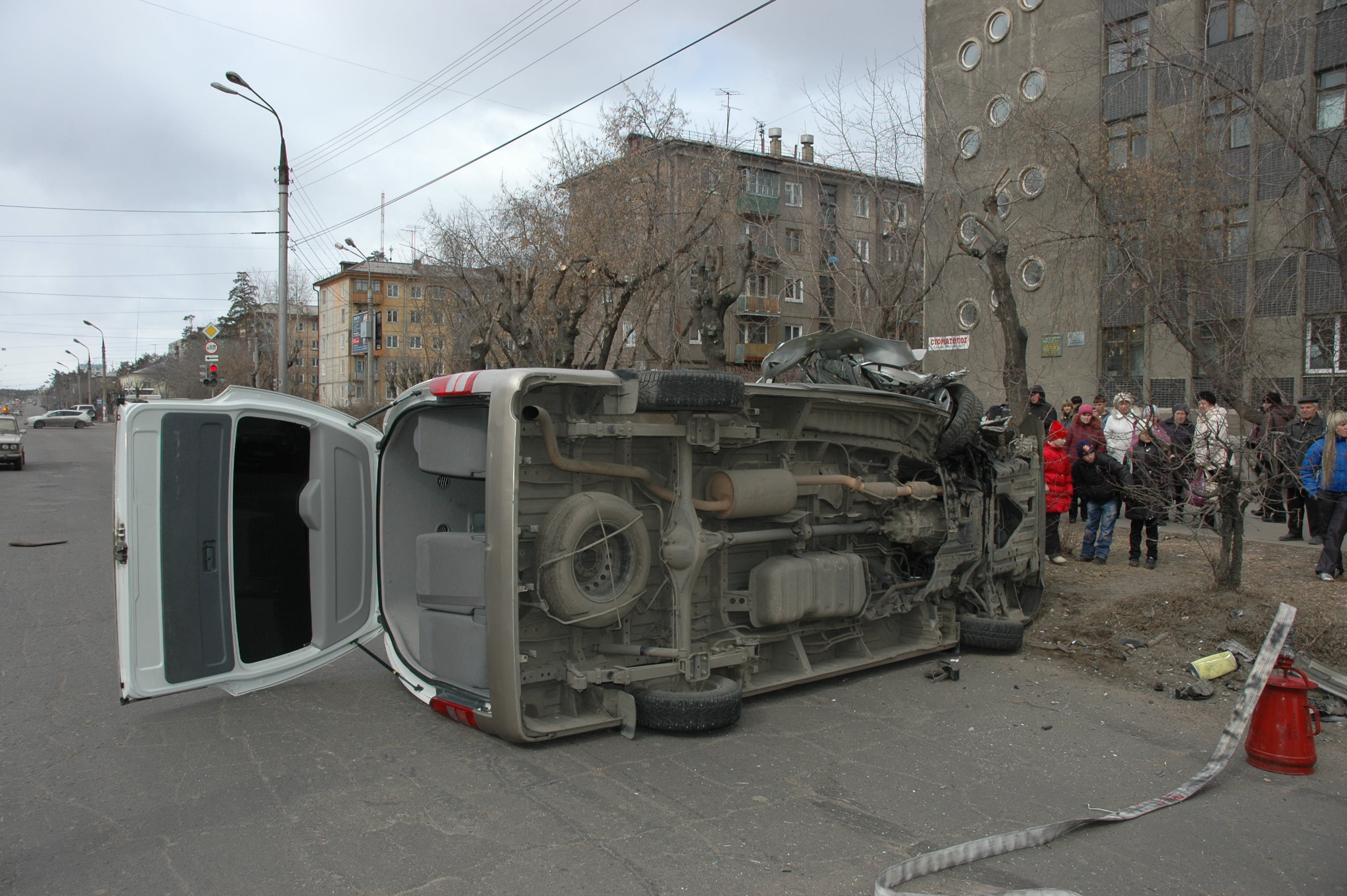 Авария напротив ЖК 9 апреля