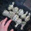 Сирёгина рука, коия заготавливаит куриный ног для паидания со спиртнапитком