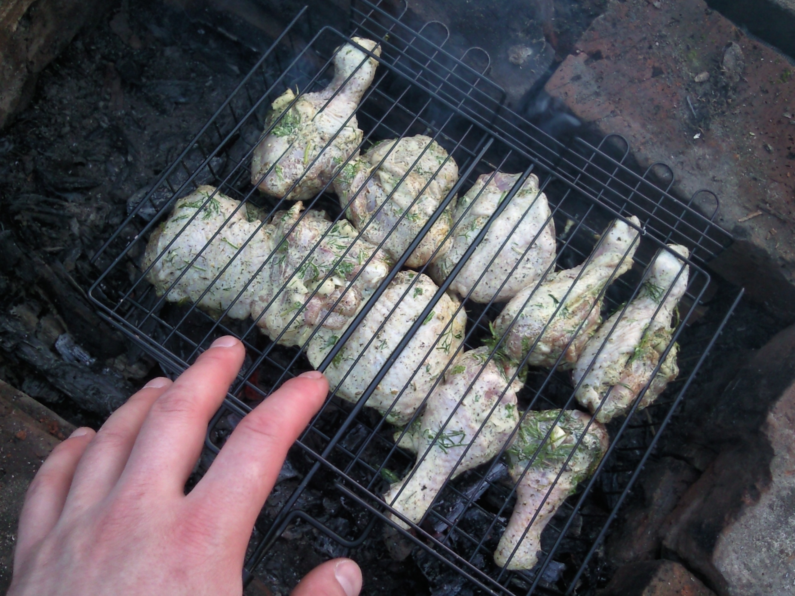 Сирёгина рука, коия заготавливаит куриный ног для паидания со спиртнапитком