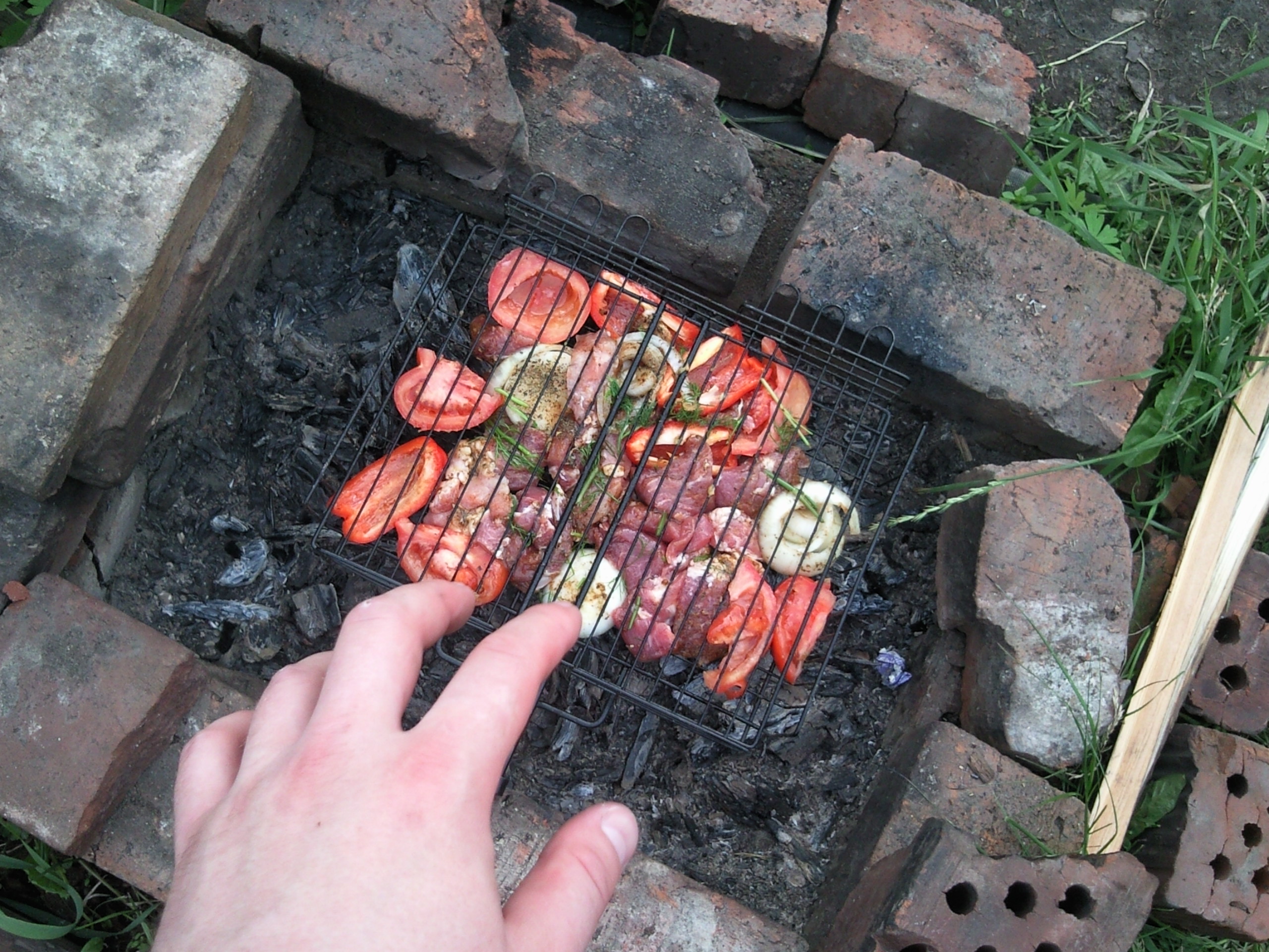Сирёгина рука, коия заготавливаит разнообразный пищевой продукт для паидания со спиртнапитком