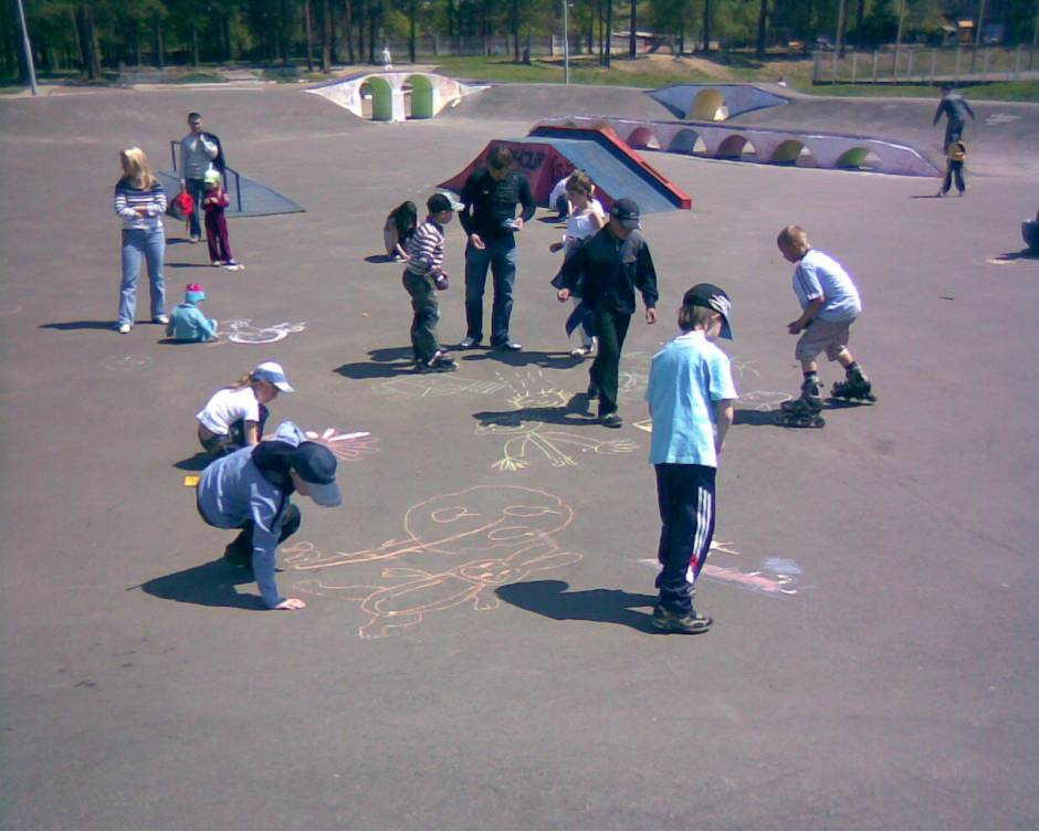 конкурс рисунков на асфальте напротив "Юбилейного"