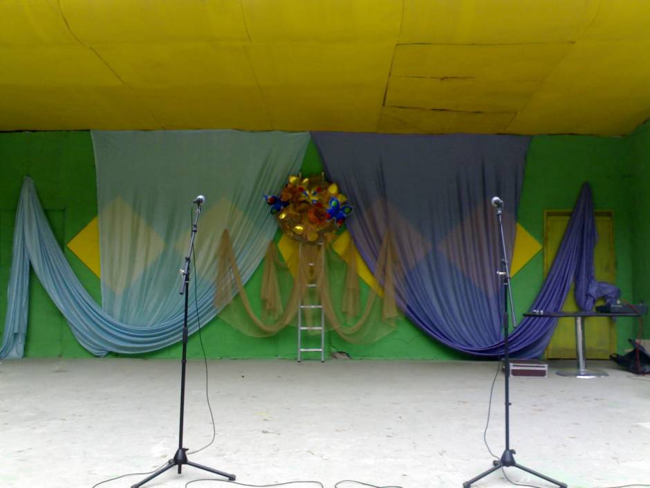 Думали как бы подвесить оформление, звено от стремянки помогло!