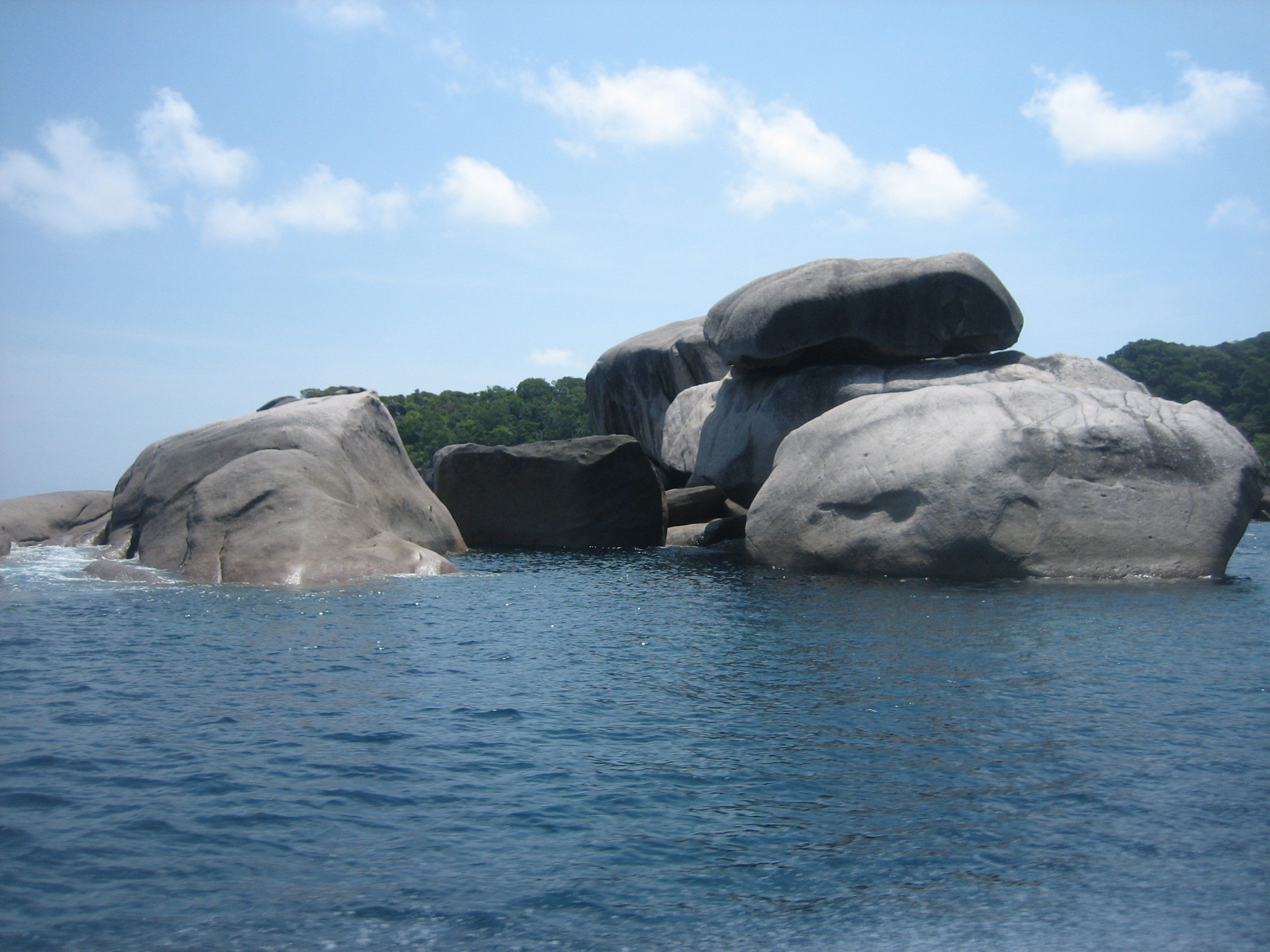 Создатель строил рай на земле. Кирпичики аккуратно сложил в сторонку.