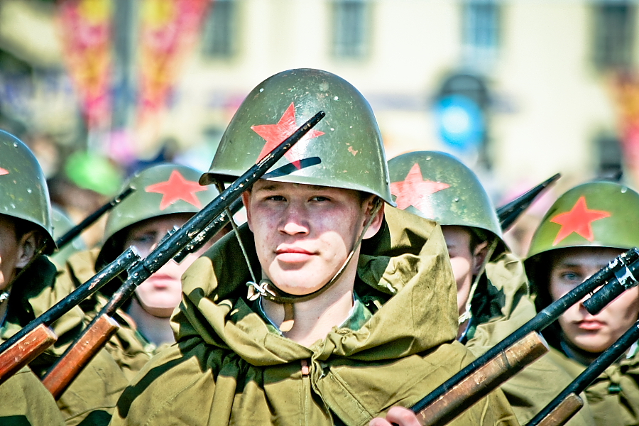В строю