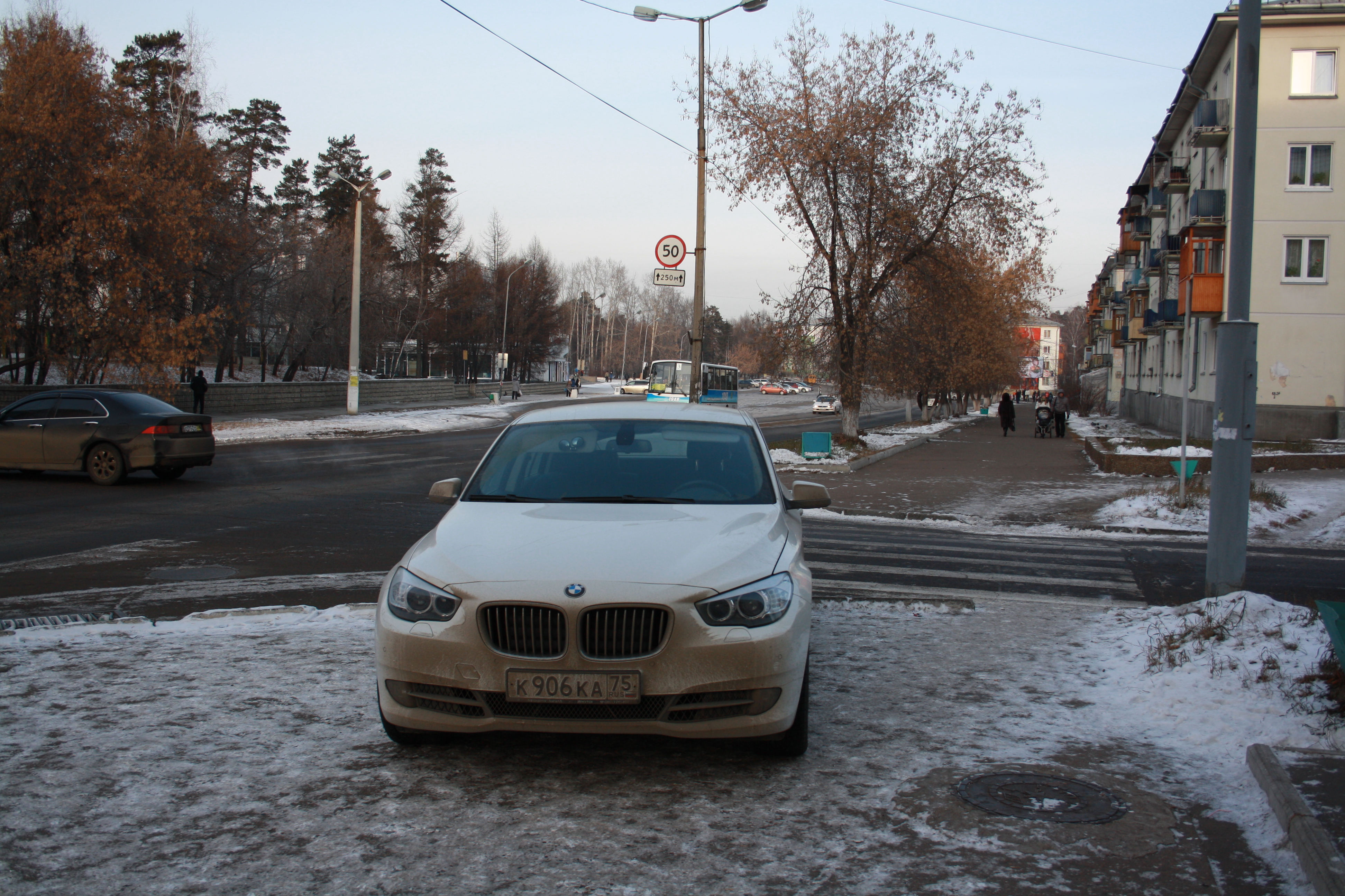 Авто на тротуаре