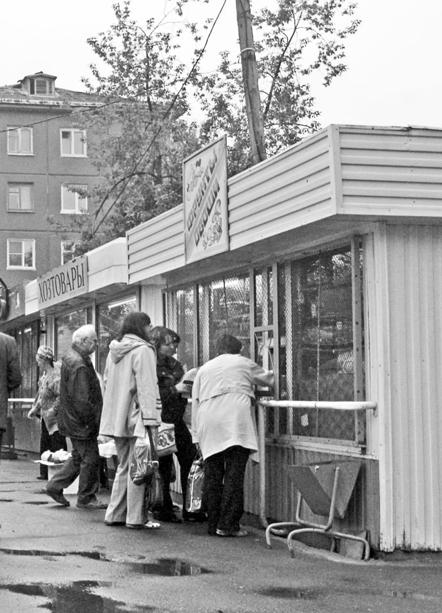 Киоски обслуживают всех - и с колясками, и с собаками, и с велосипедами