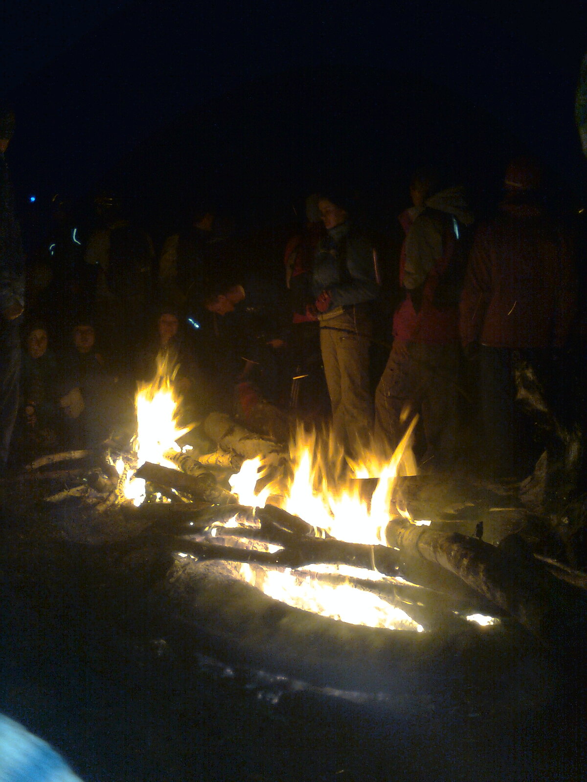 Тусовка у костра в 4 часа ночи