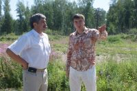 Леонид Михайлов и директор кладбища Андрей Козлов