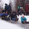 Мамы покатаются на горке Мамы покатаются на горке