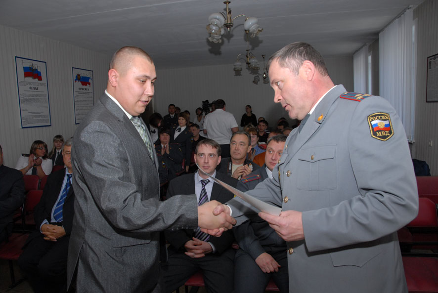 Старший оперуполномоченный ОМ-1 Дмитрий ЗАРОВНЫЙ, которому вручили сразу две грамоты, после поздравлений поспешил в отдел