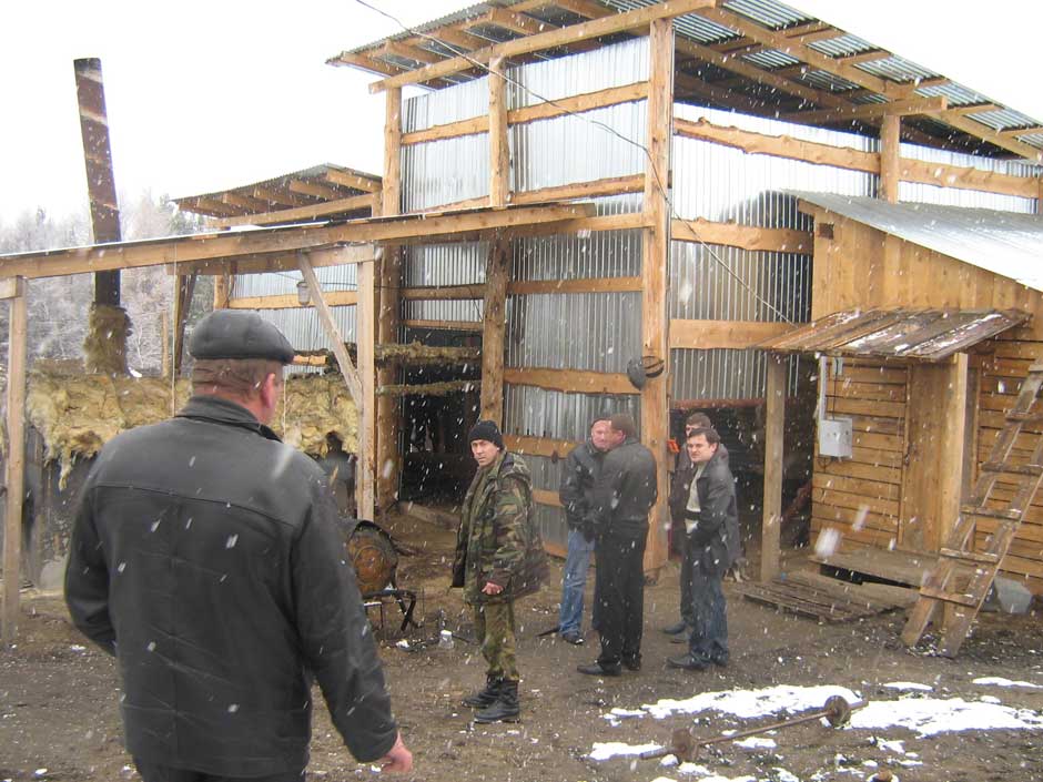 С виду - сельскохозяйственная постройка, на деле - мини-НПЗ