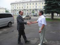 Город городу жмет руки